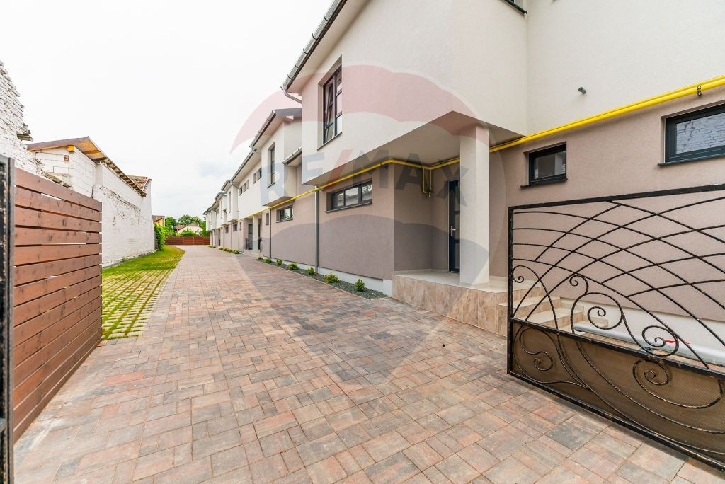 Apartament cu terasă și 2 locuri de parcare • Complex...