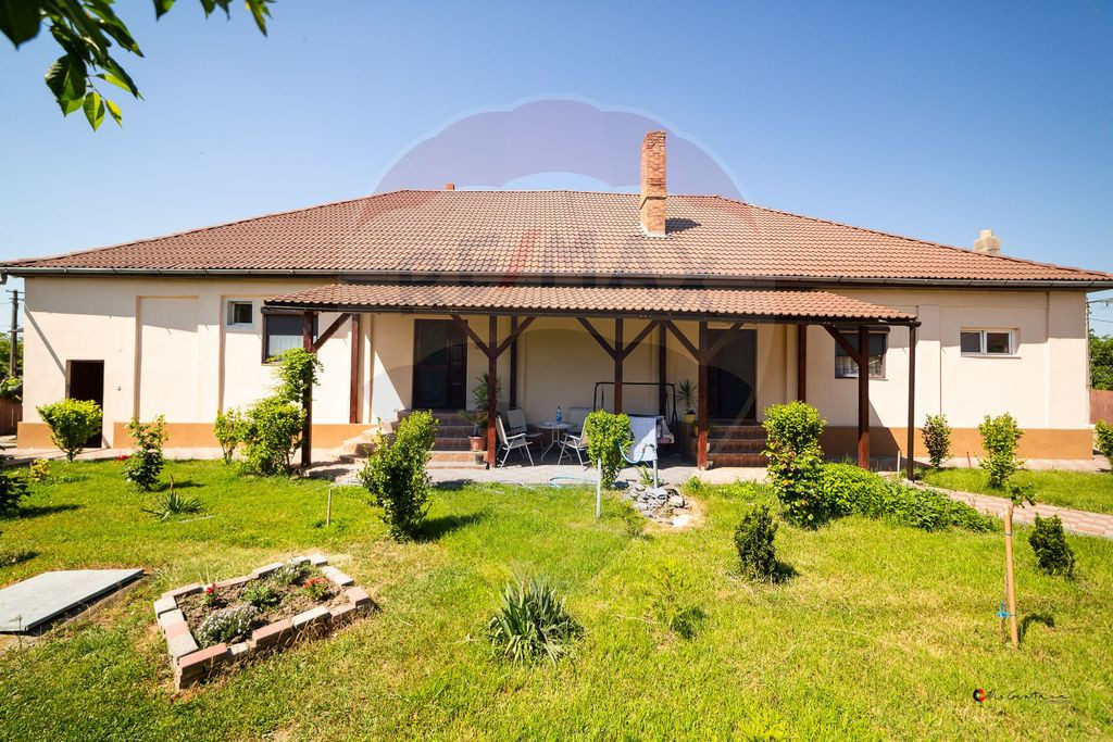 Casă cu 3 apartamente, piscină și 1000 mp teren, vânz...