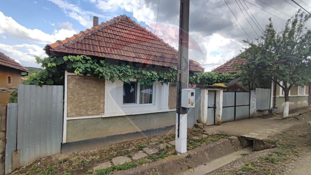 Casă cu 4 camere si teren de vânzare in com. Husasau de...