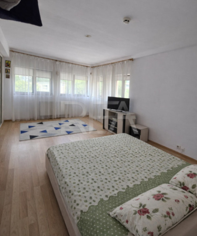 Vilă 7 camere Sălăjan, centrală, an 2020, 281 mp