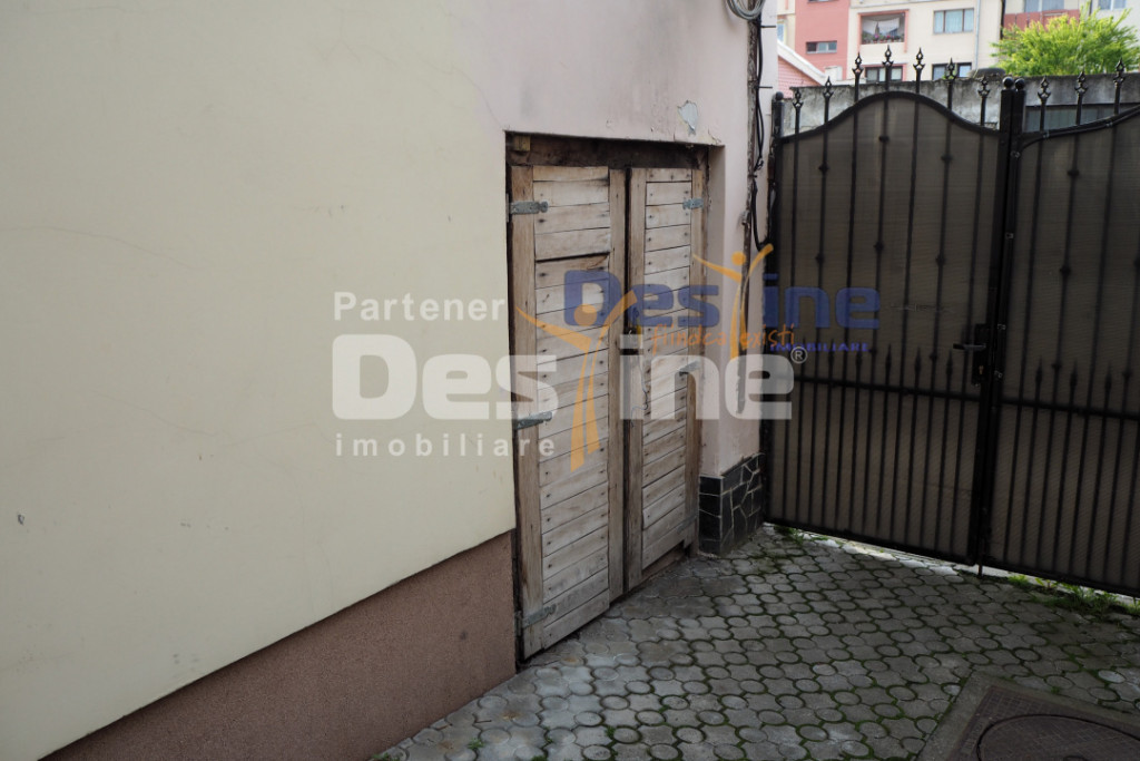 VAND CASA IN CENTRUL VECHI,DEJ,CURTE COMUNA,DE RENOVAT