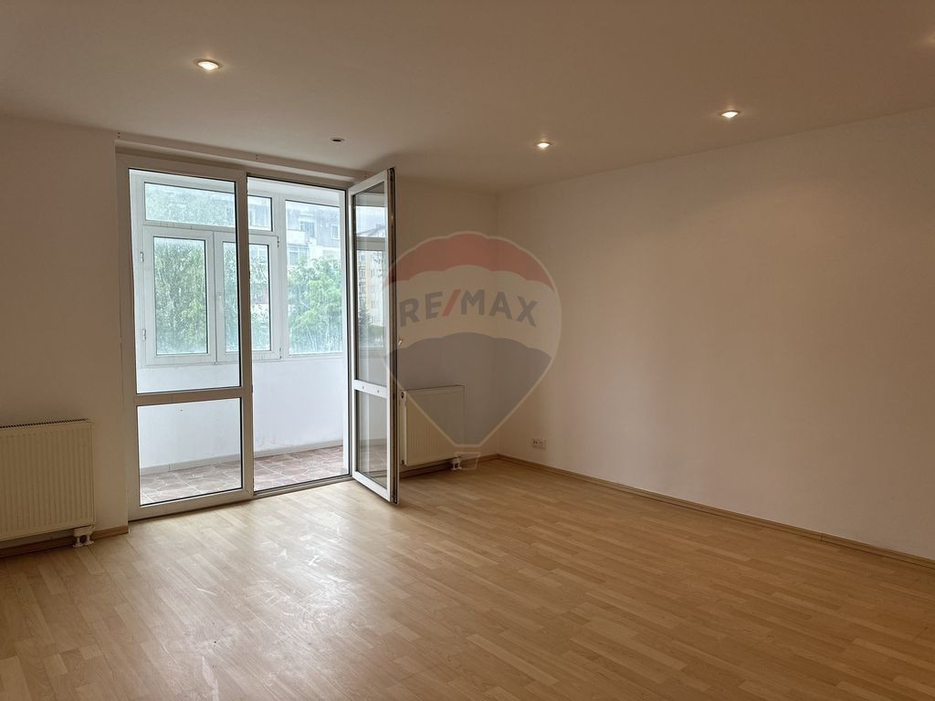 Apartament cu 4 camere de vânzare în zona Calea Romanului