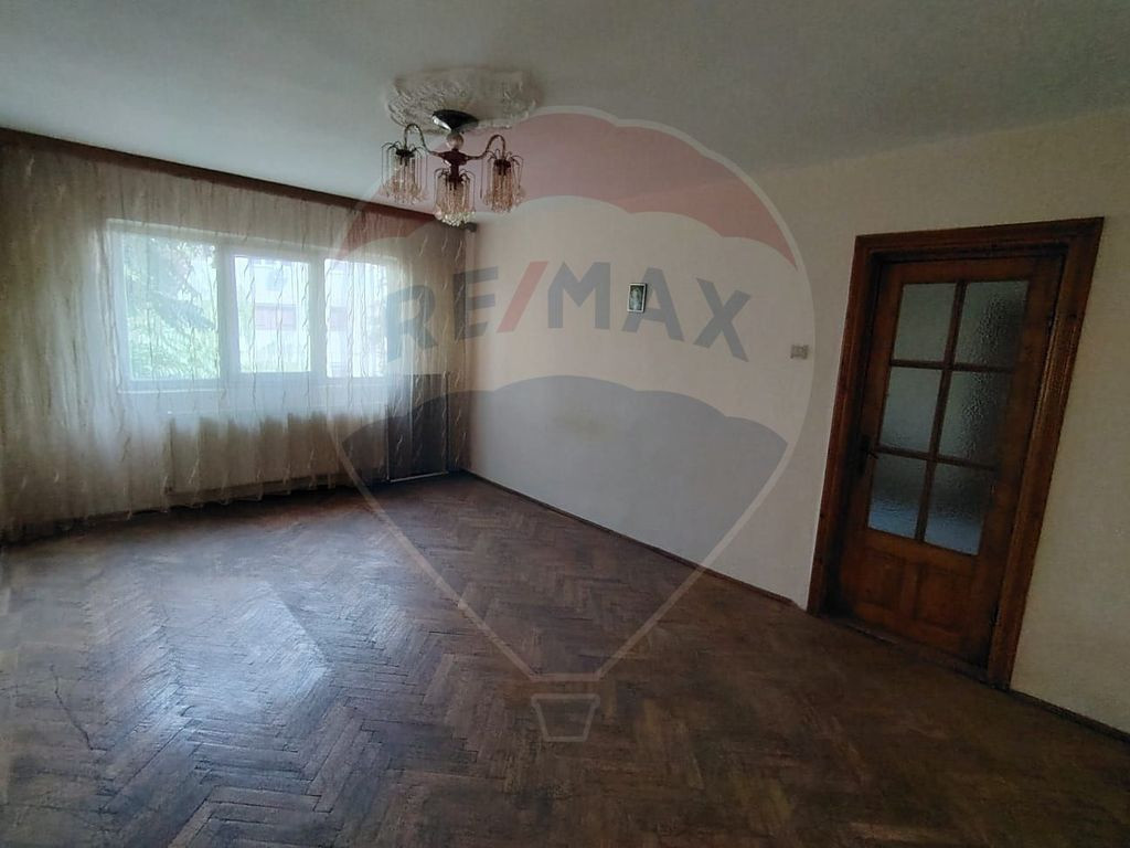 Apartament cu 3 camere str. Alexandru Vlahuta