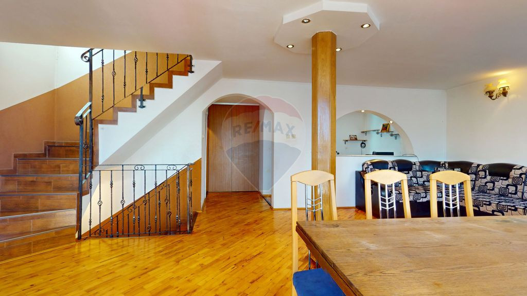 Casă individuală de vânzare | P+E+M | Central | Cristian