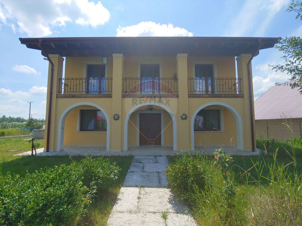 Casă / Vilă de lux cu 5 camere de vânzare în Vadu Mol...