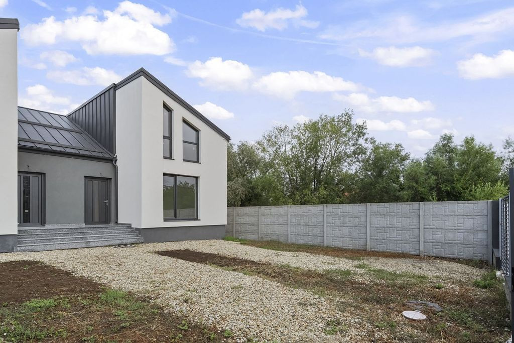 Casa spațioasă P+M, 195 mp, 3 dormitoare și 3 băi –...