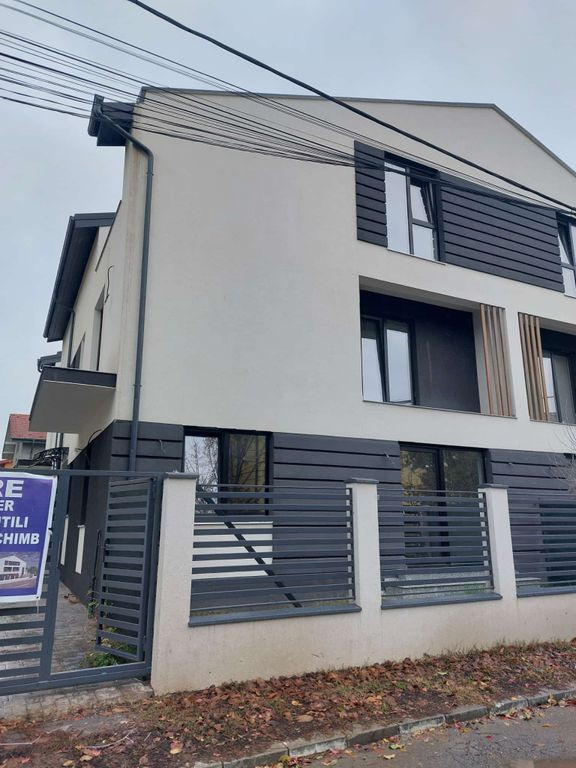 Casă spațioasă cu terasă și loc de parcare – Milit...