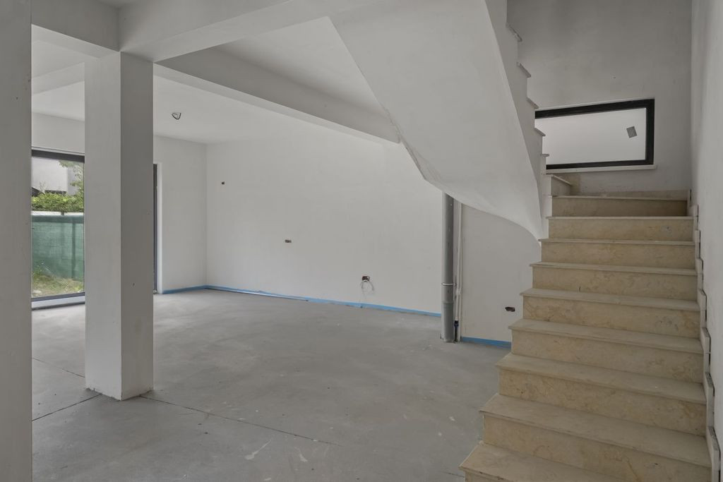 Casă nouă, complet finisată, aproape de Metrou Păcii ...