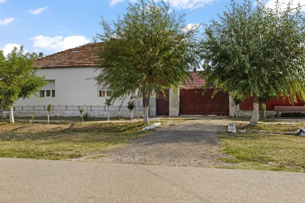 Casă de vânzare cu 5 camere- Nădab, oraș Chișineu-Cr...