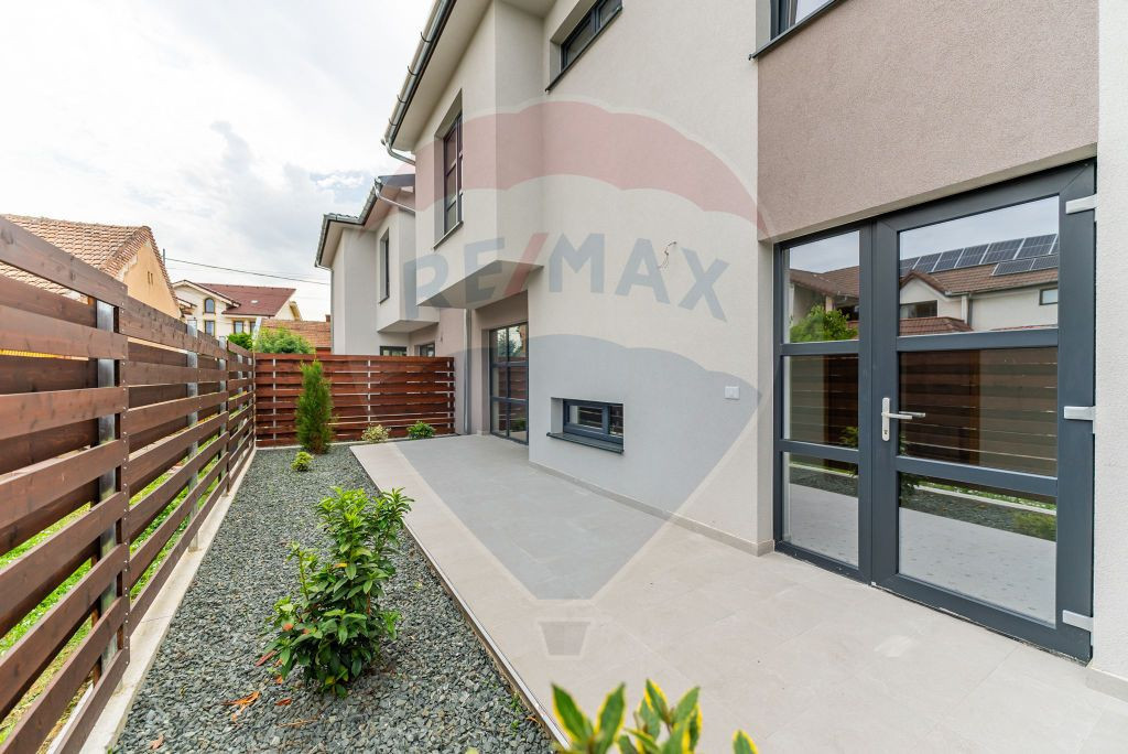 Casă elegantă și spațioasă – în complex privat, z...