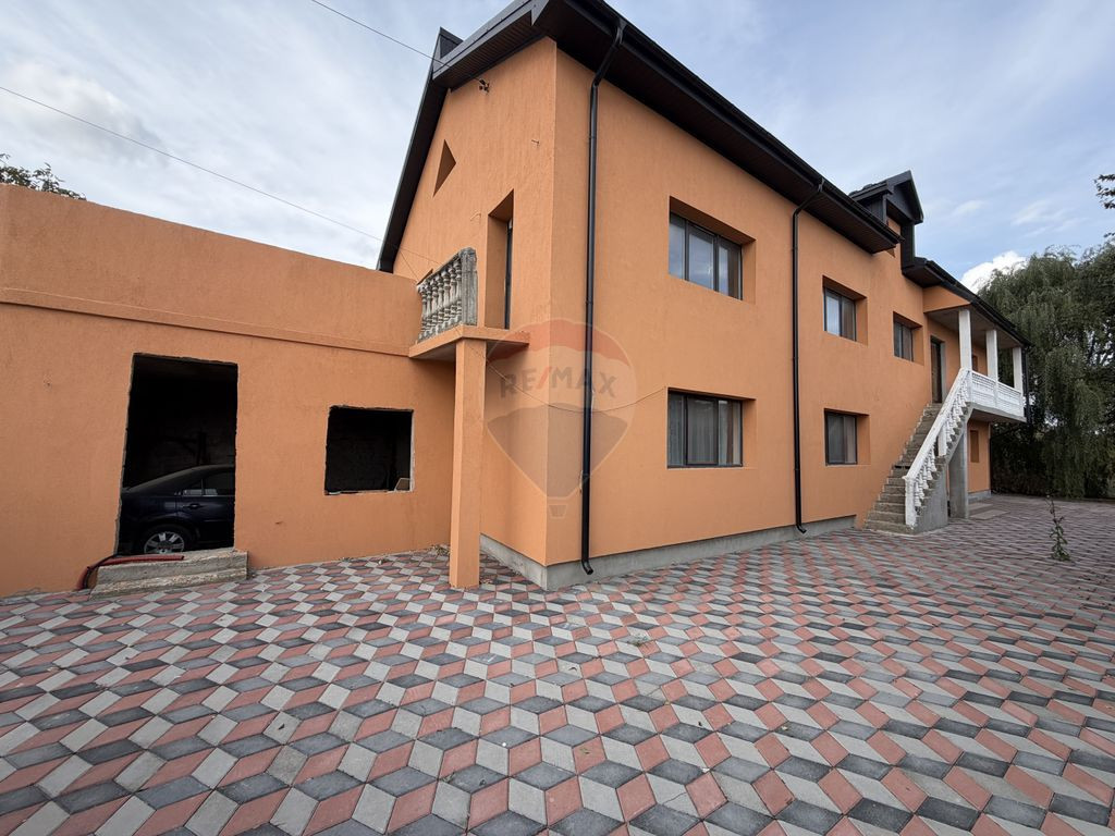 Casă / Vilă cu 8 camere