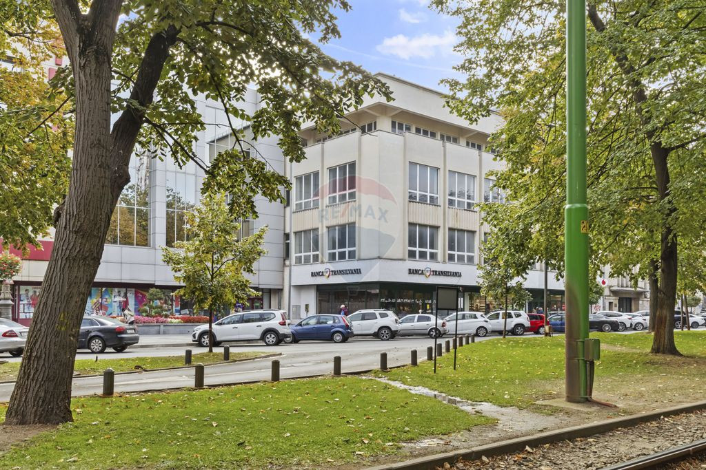 Cladire unica cu destinatii multiple de vanzare Ultracent...