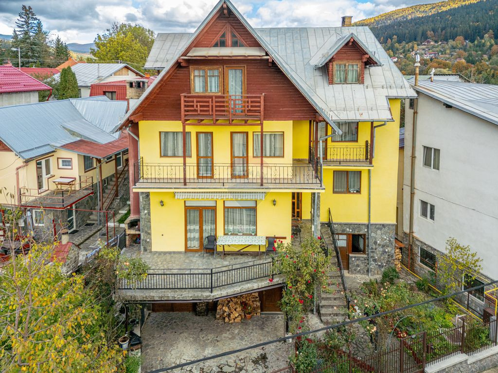 Casă spațioasă în Bușteni, cu vedere superbă către...