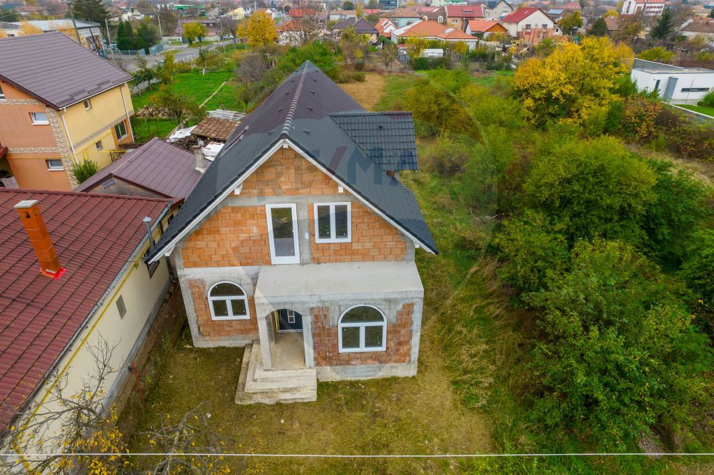 Casă la roșu cu teren generos, 500 mp, situată pe stra...