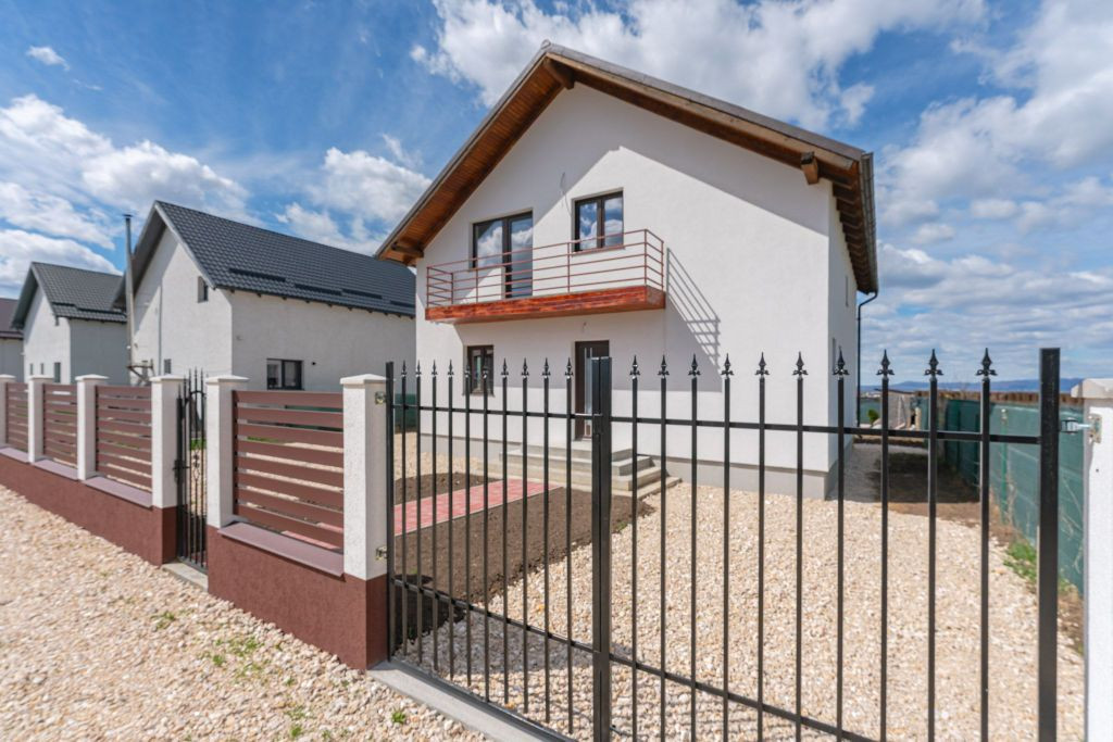 Casă nouă în Bod, P+M, de vânzare "la alb" sau "la ch...