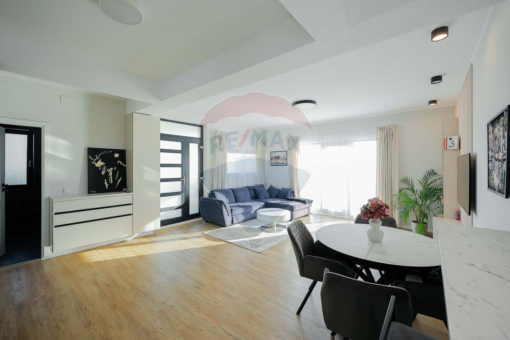 Casă modernă în stil mediteranean, cu terase și veder...