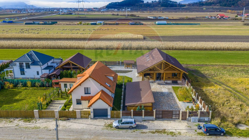 Doua case in stil canadian – confort modern intr-un cad...