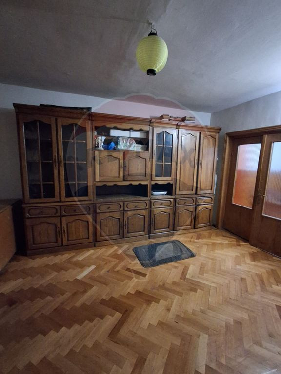 Apartament cu 4 camere de vânzare în zona Iosia