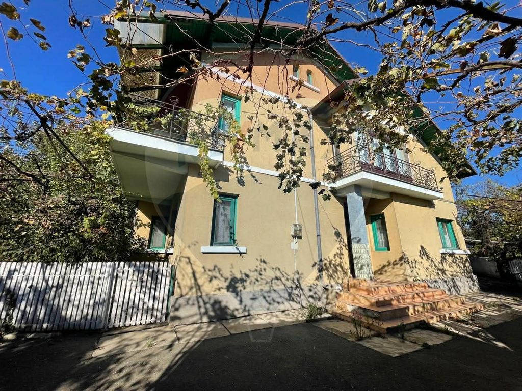 Casă / Vilă spațioasă cu curte generoasă în Urlați