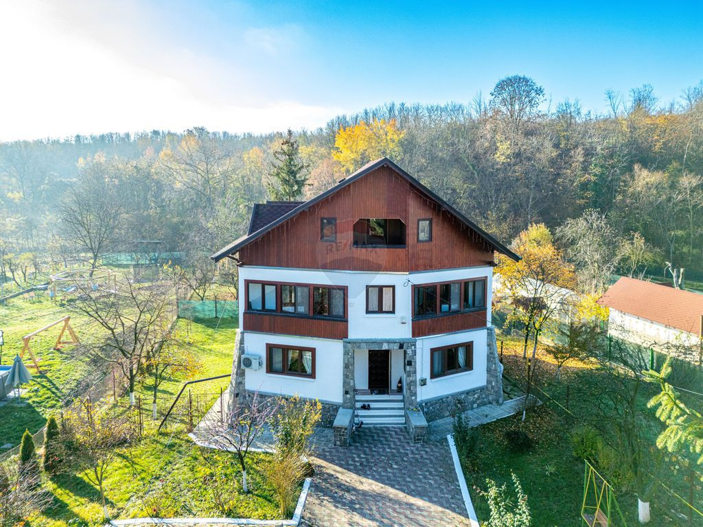 Casă 5 camere + demisol, teren 1560 mp / Filipestii de P...