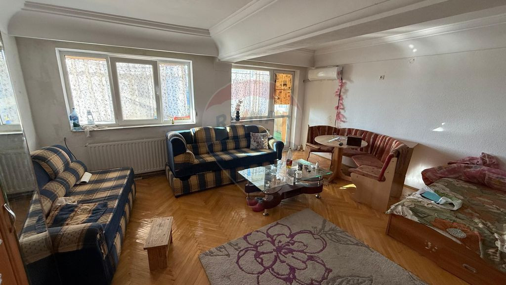 Apartament cu 4 camere de vânzare și boxă 12 mp zonă ...