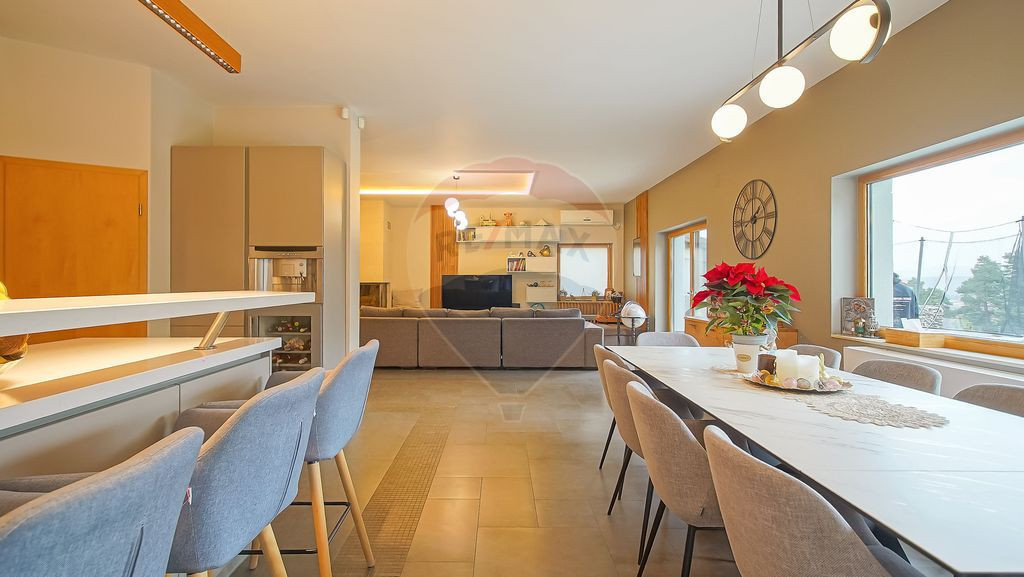 Vila moderna cu vedere spre padure Poiana Angelescu