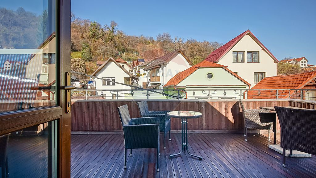 Casa cu 5 studiouri independente, terasa rooftop, vedere ...