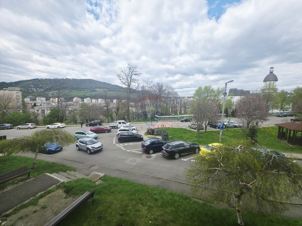 Apartament cu 4 camere de vânzare în zona Calea Romanului