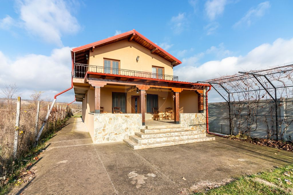 Casă finalizată, 278 mp teren 2305 mp Pleașa, Bucov, P...