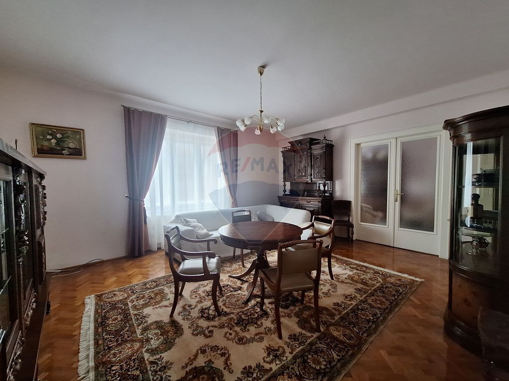 Apartament 4 camere , pet friendly, cu parcare si curte, ...