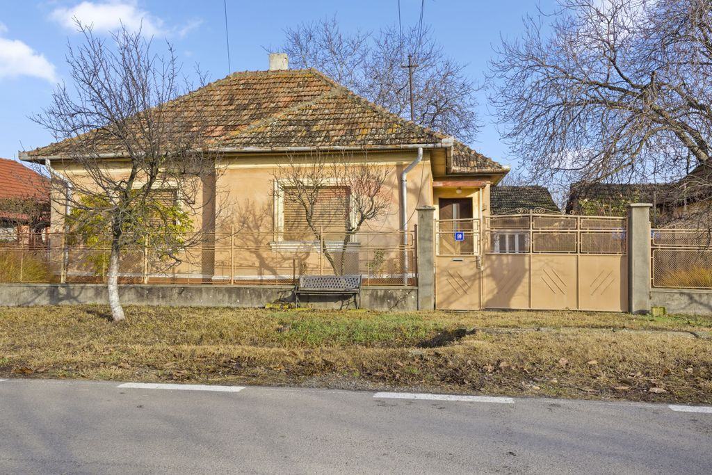 Casă de vanzare, pozitie excelenta, la intrare in Loc. G...