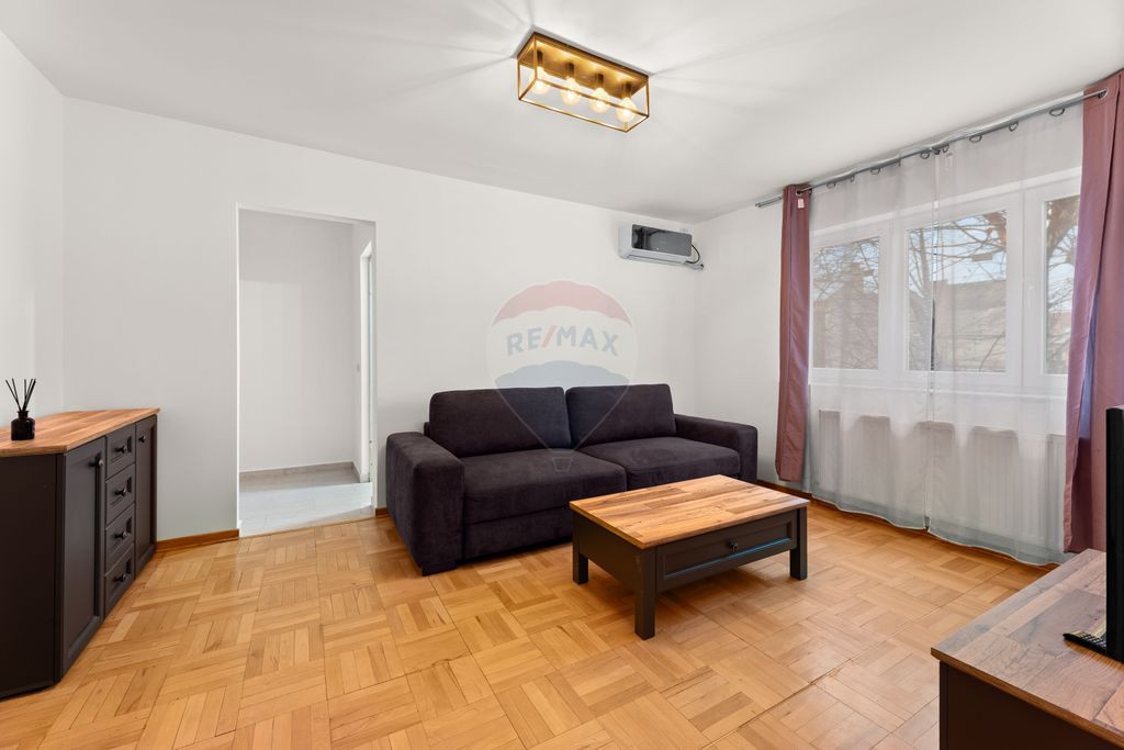 Apartament de închiriat cu 3 camere Ultracentral, parcar...