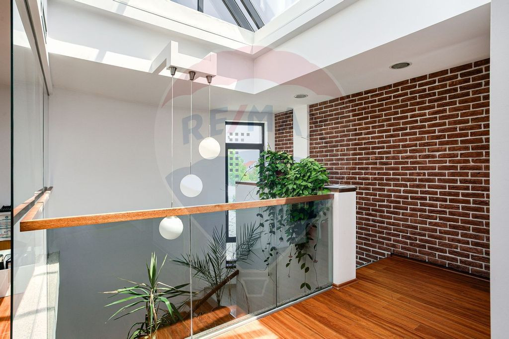 Clădire de birouri Micalaca pe principală, vad si vizib...