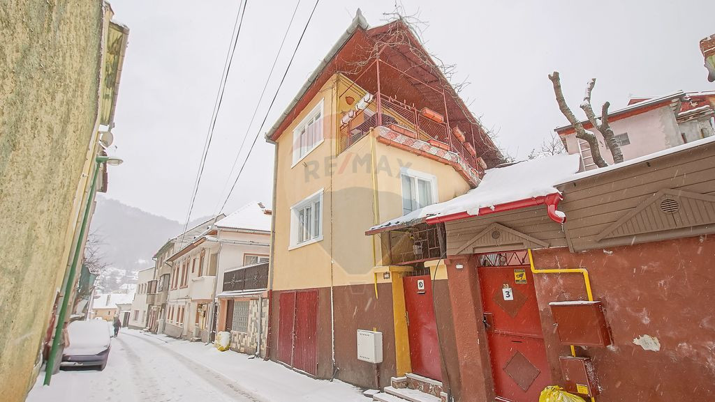 Proprietate cu 2 apartamente și garaj, Schei