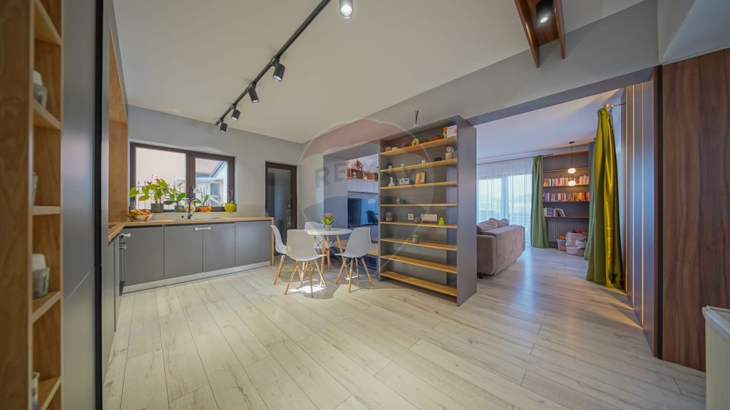 Vilă modernă, cu garaj, panouri și pompă de căldură...