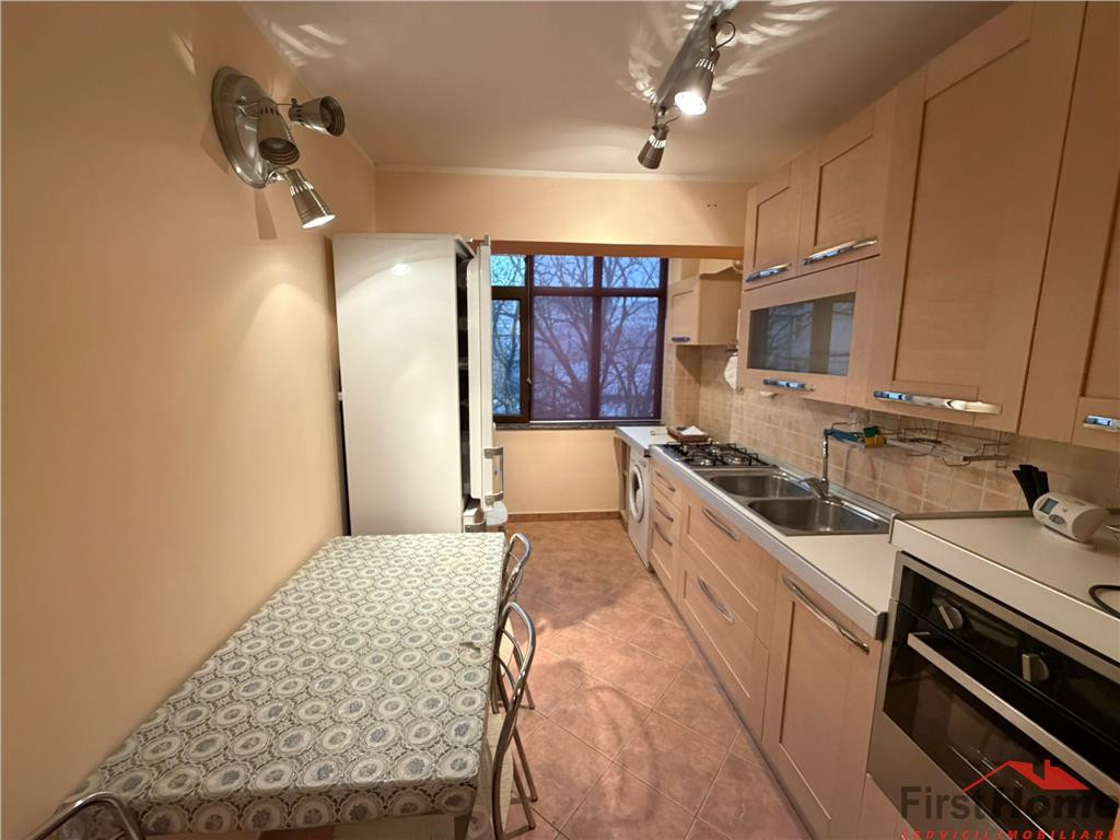 Apartament 3 camere, 54mp utili , etaj 3 , zona Centrala - P