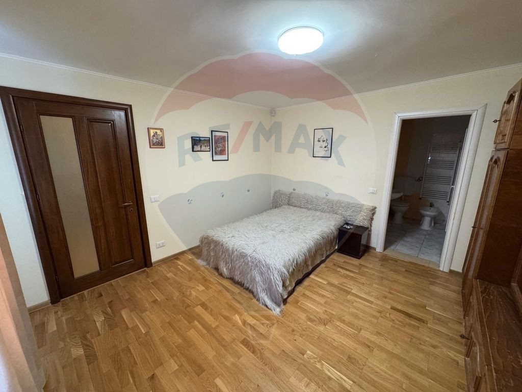 Casă / Vilă cu 6 camere de vânzare în zona Darmanesti