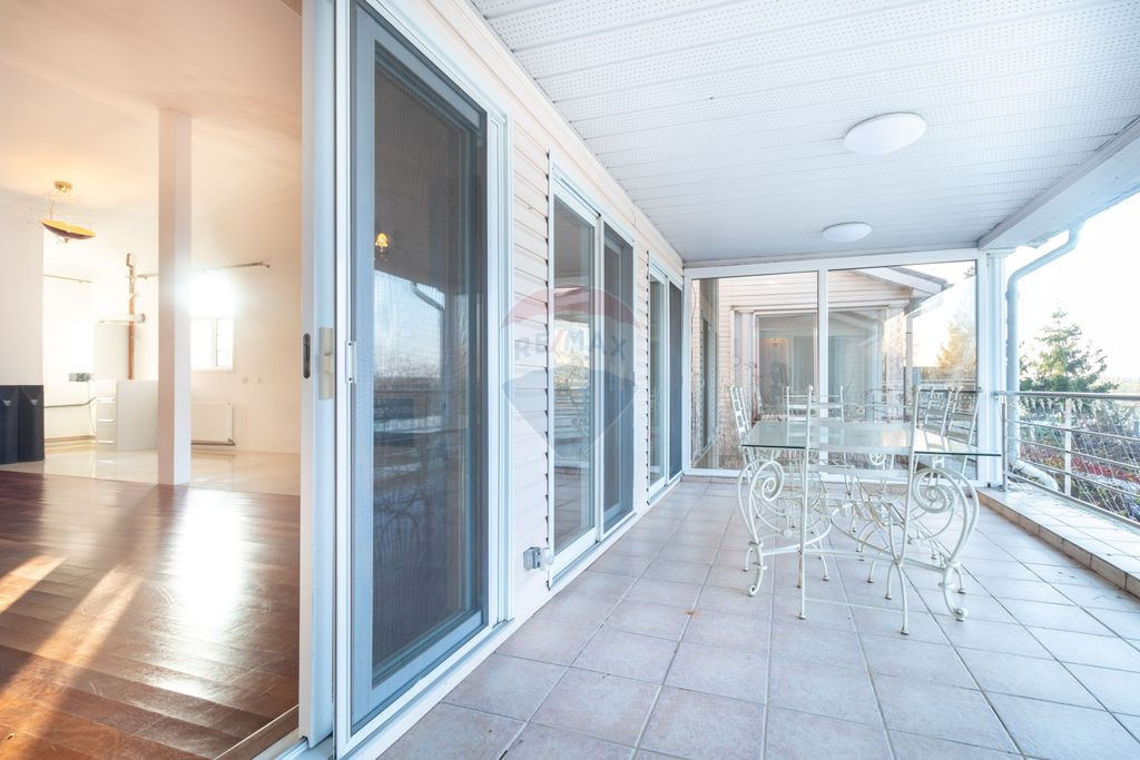 Vanzare Vila 5 camere cu semineu, piscina si priveliste l...