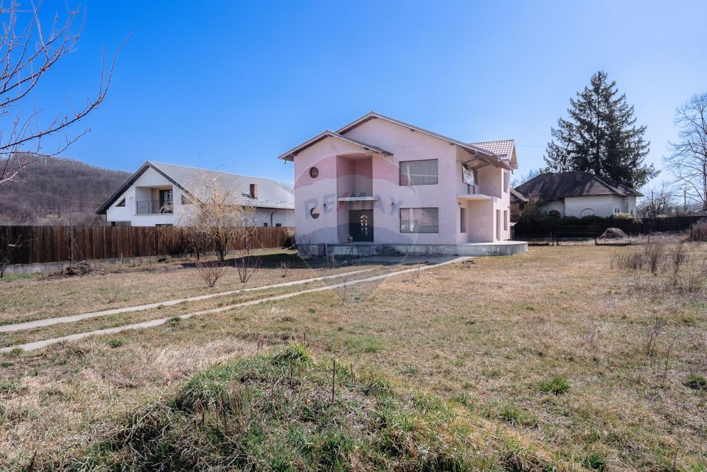 Casă de vânzare P+1 – 245 mp utili, teren 1.240 mp ??...