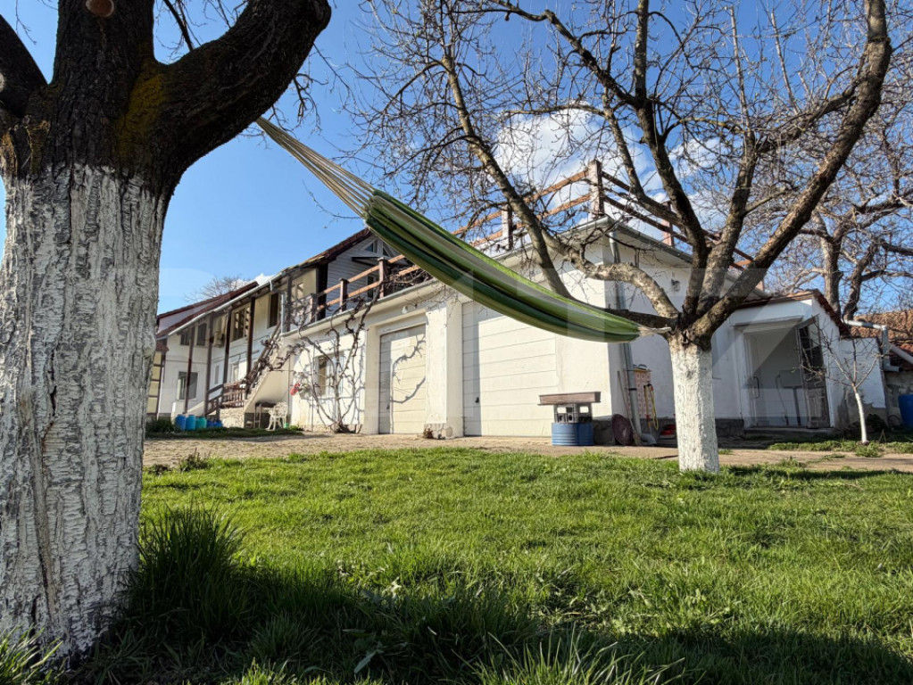 Casă de vânzare cu teren generos – la doar 15 minute de