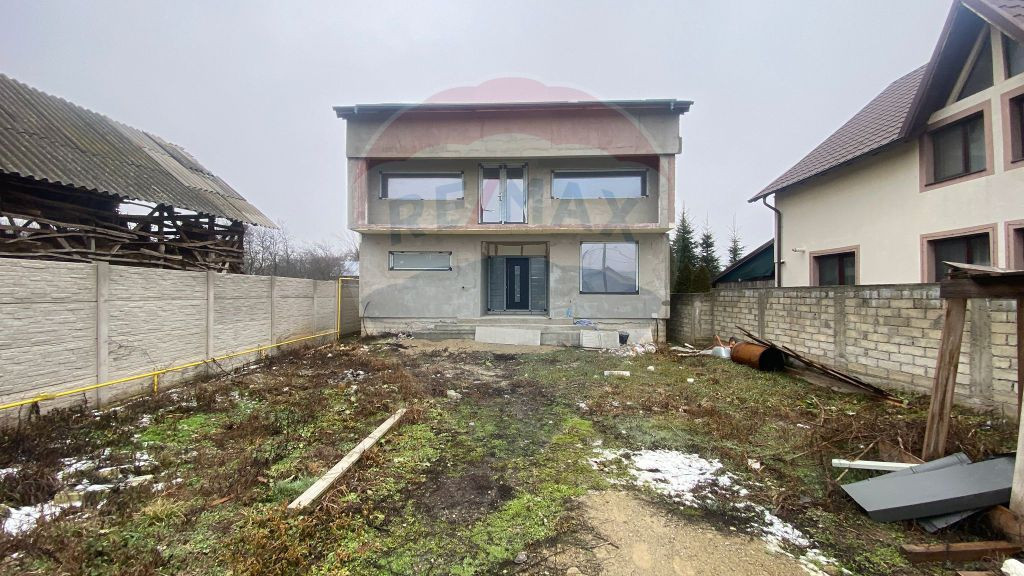 Casă / Vilă cu 4 camere de vânzare, Nucet, Dambovita.