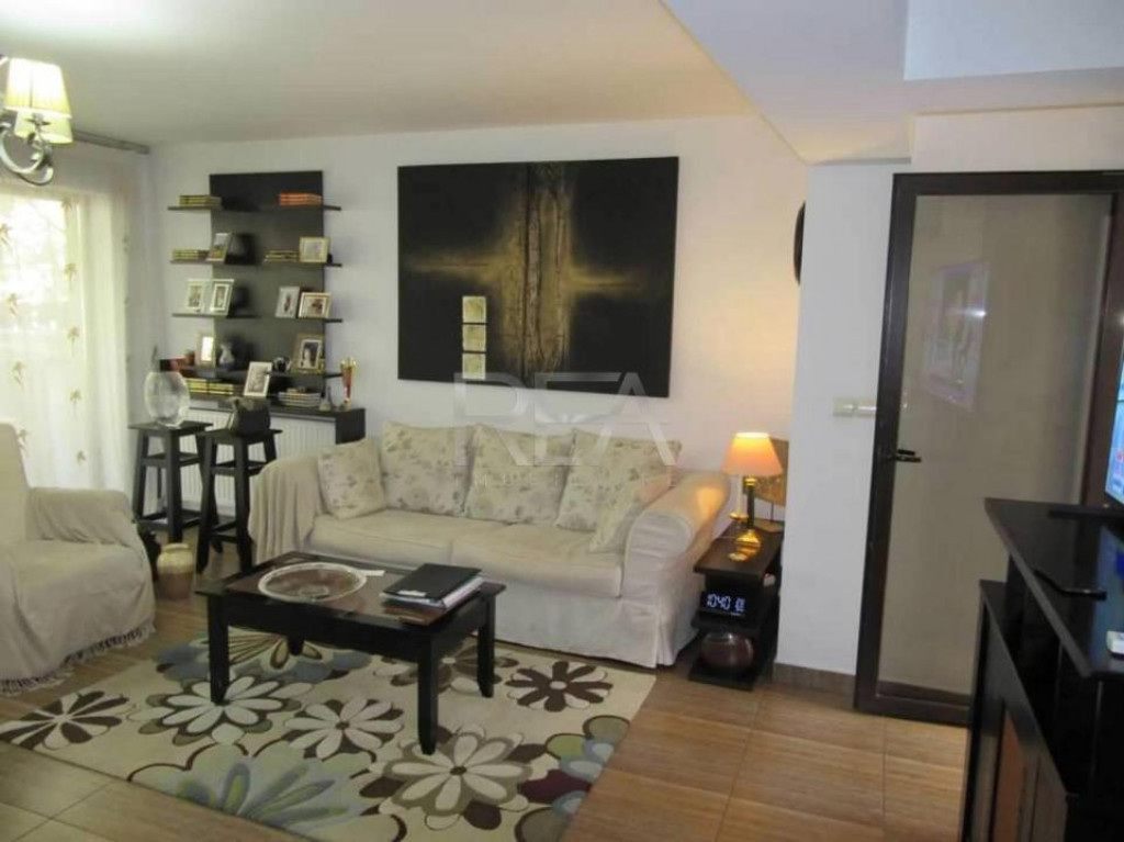 Vilă 5 camere Trapezului, centrală, an 2007, 174 mp