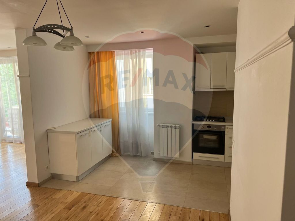 INCHIRIERE Apartament cu 3 camere tip duplex in zona Nord...