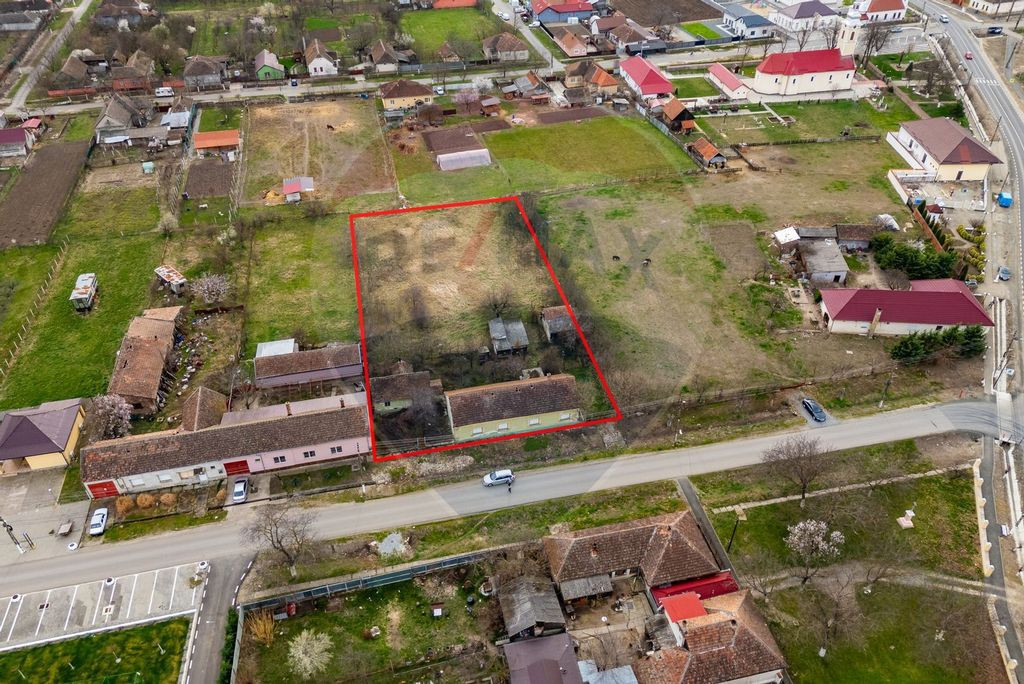 Teren generos de 3.105 mp cu construcție, poziție centr...