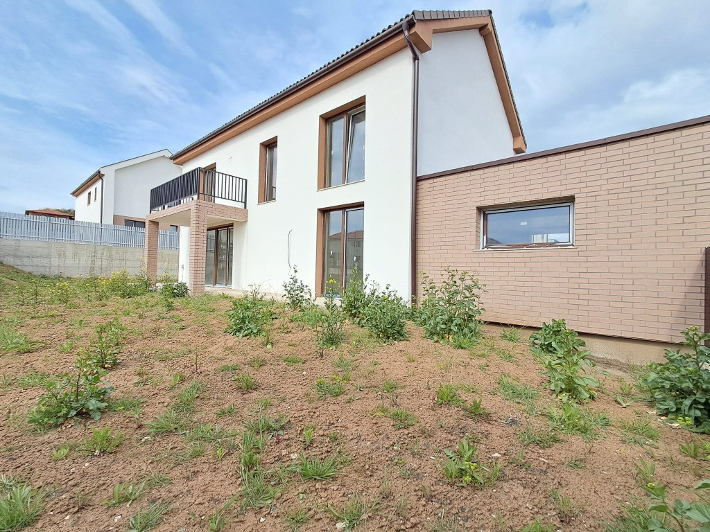 Casa cuplata prin garaj 23 mp, sup.totala 147 mp,teren 400 mp Chinteni