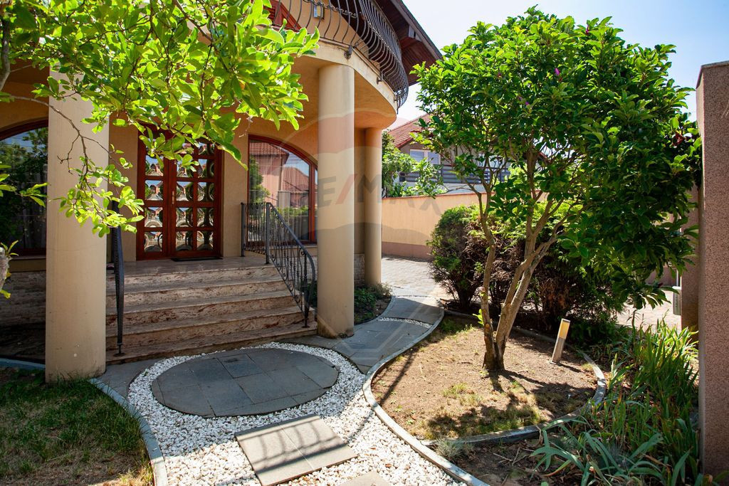 Casă modernă și spațioasă cu piscină,saună și sal...