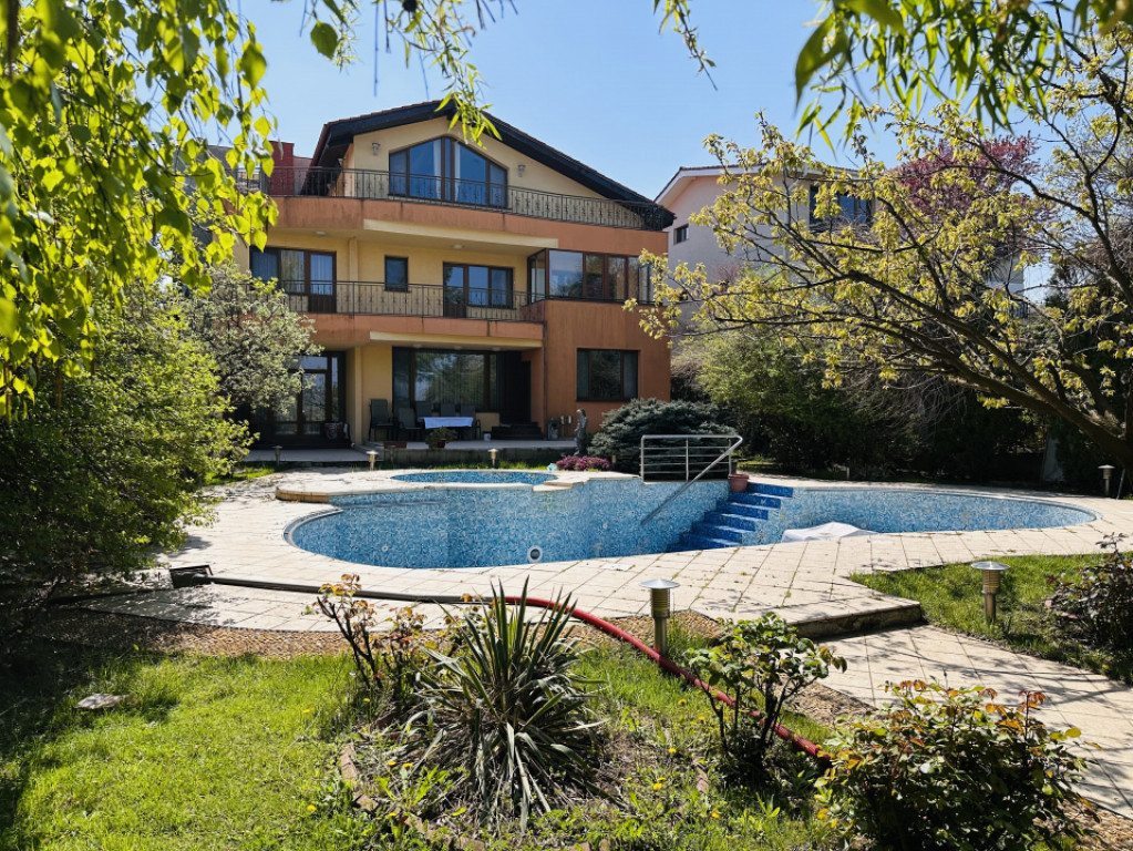 Resedinta emblematica in Chiajna-Rosu pe malul lacului, 785