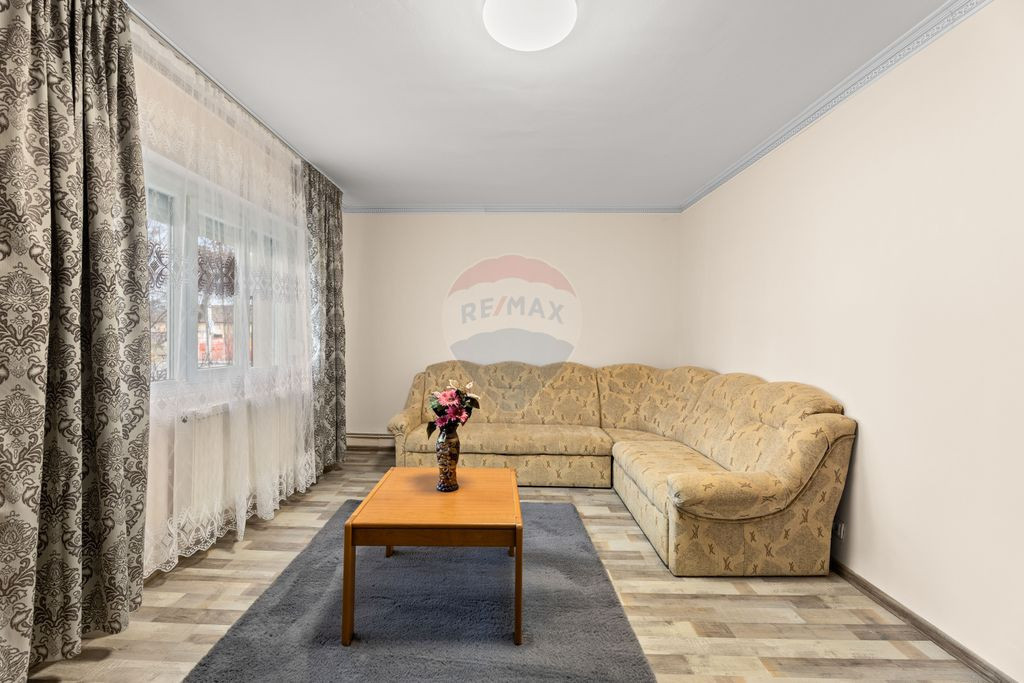 Apartament cu 2 camere, decomadat, de închiriat în zona...