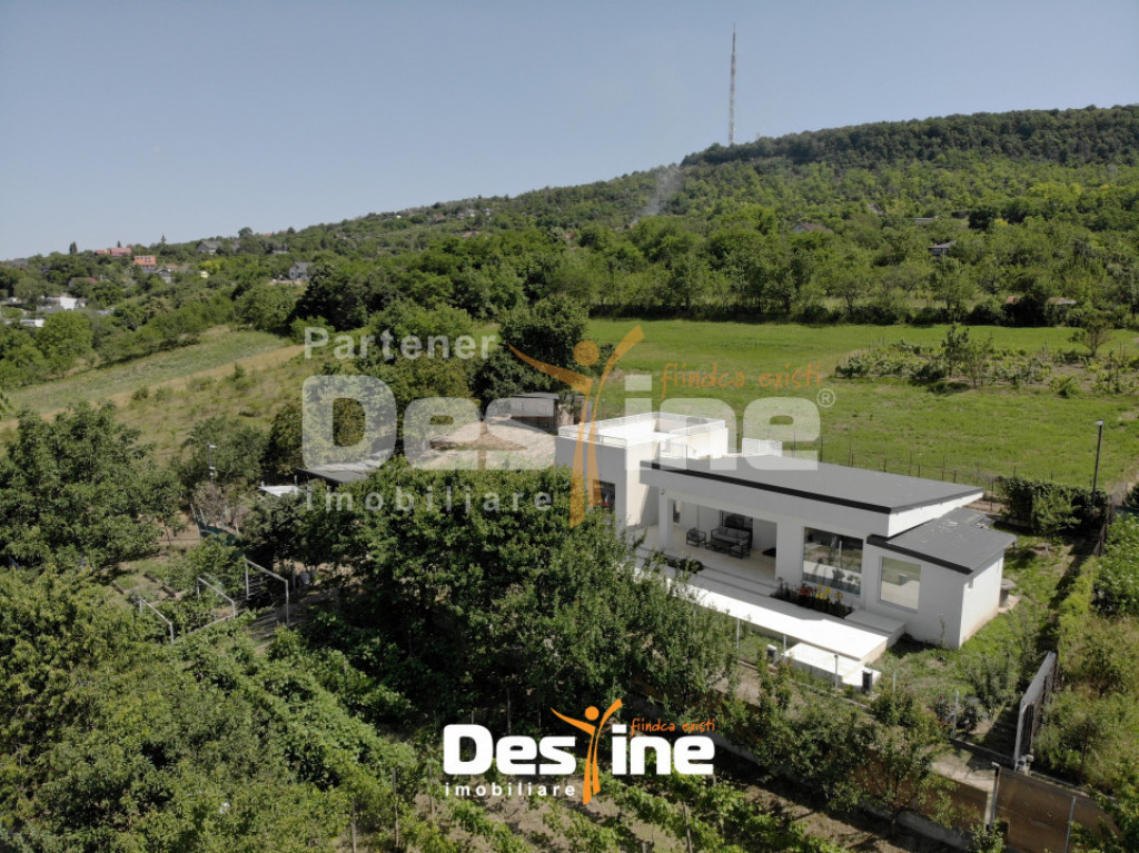 Casă sustenabilă 196 mp cu design futurist, în natură, m