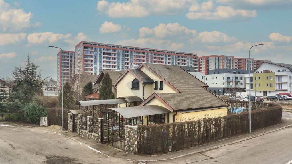 Casă / Vilă cu 4 camere de vânzare în zona Tractorul